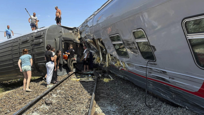 Halálos vonatszerencsétlenség Oroszországban – képek