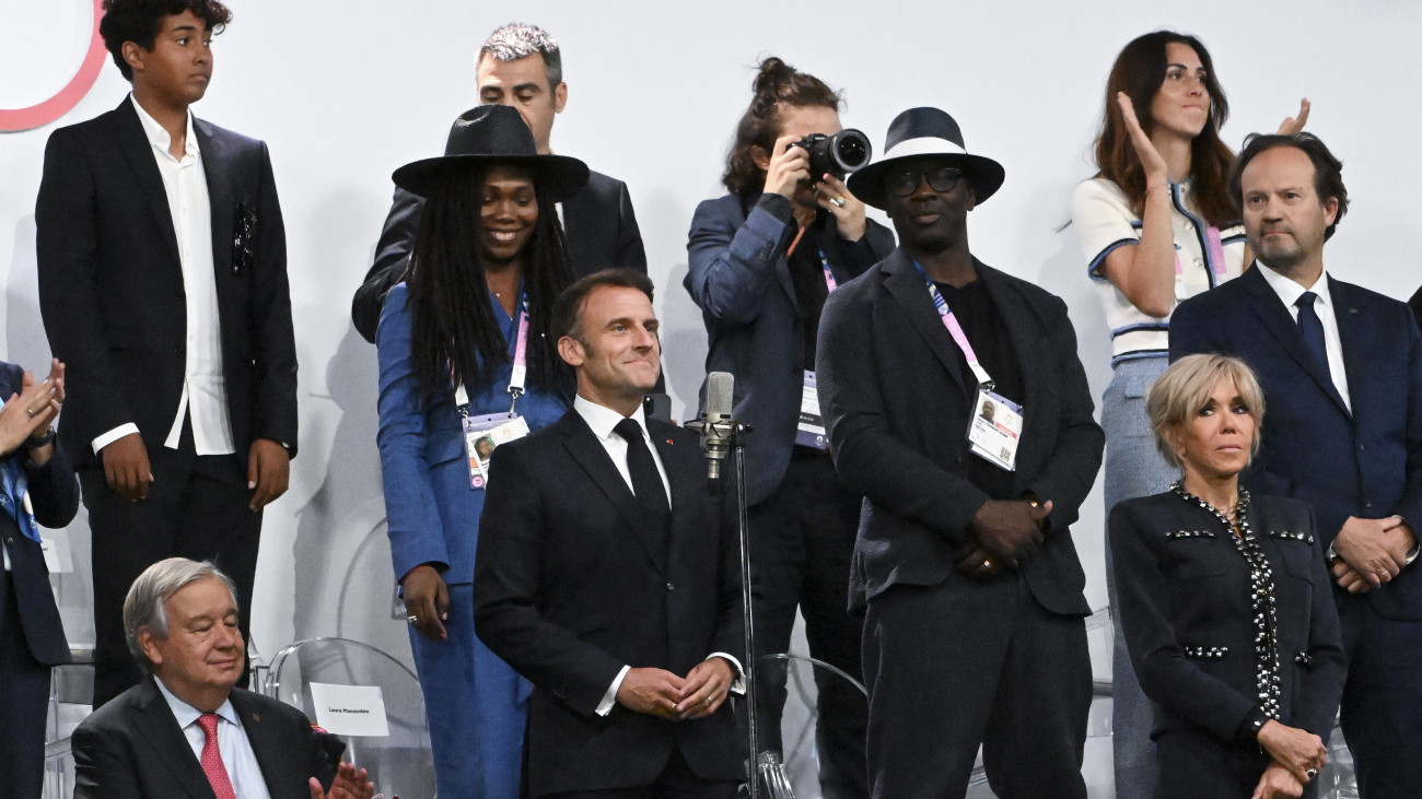 Emmanuel Macron francia elnök (k) megnyitja a 2024-es párizsi nyári olimpiát az ötkarikás játékok megnyitóünnepségén 2024. július 26-án.