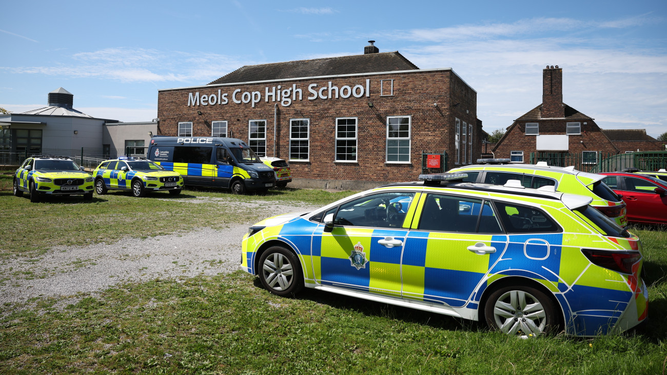 Rendőrautók a helyszínen 2024. július 29-én, miután egy férfi nyolc embert megkéselt az északnyugat-angliai Southport Meols Cop középiskolájában. Az áldozatokat kórházakban ápolják, a támadót őrizetbe vették.