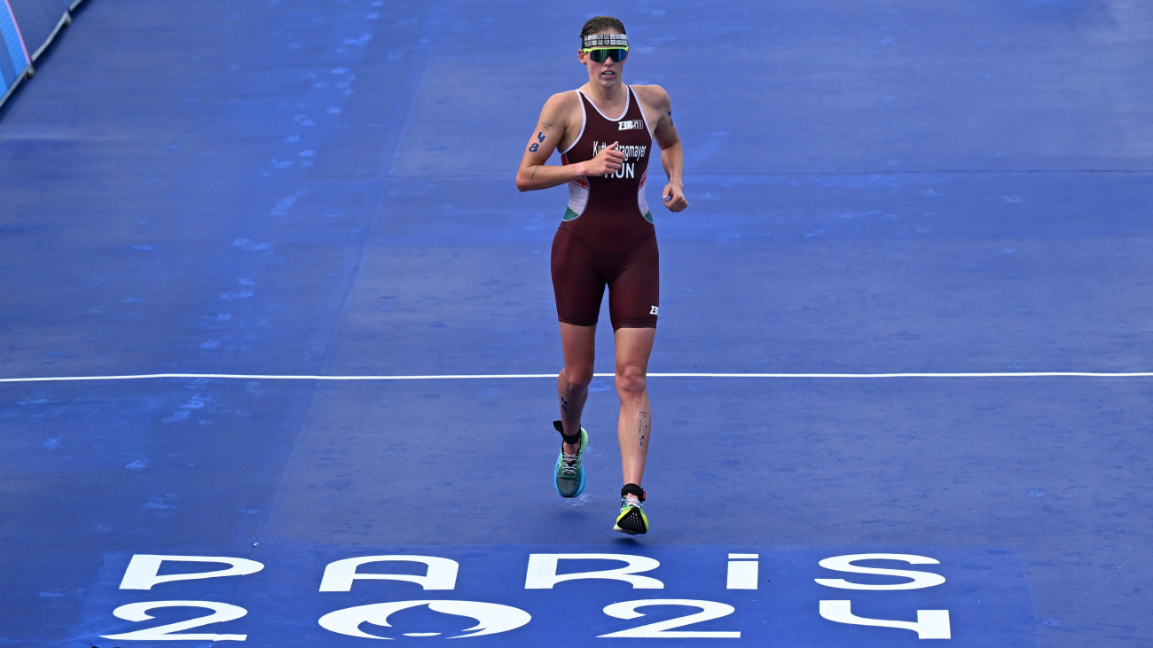 Kuttor-Bragmayer Zsanett a célban a női triatlonosok versenyében a 2024-es párizsi nyári olimpián a III. Sándor hídon 2024. július 31-én. A magyar versenyző a 26. helyen végzett.