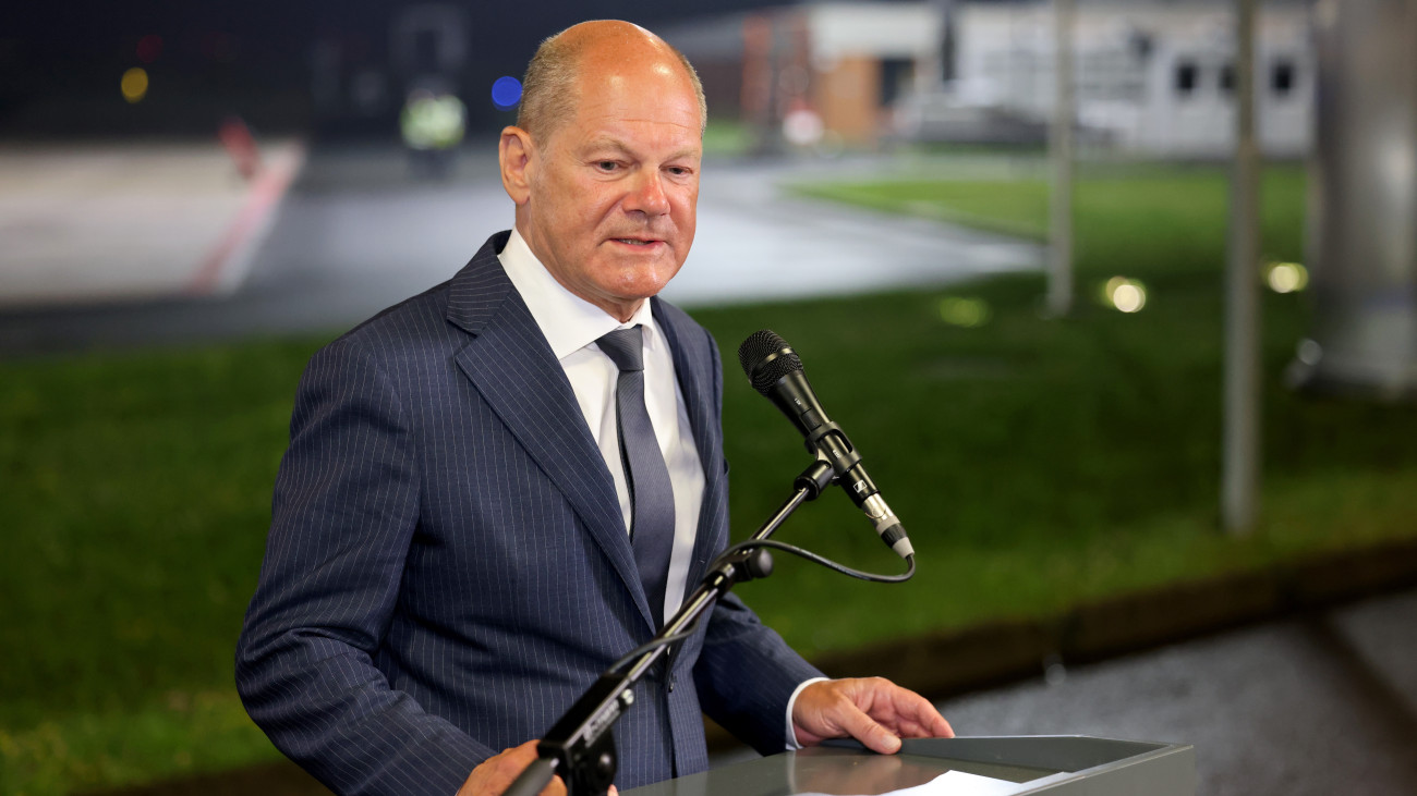 Olaf Scholz német kancellár sajtótájékoztatót tart a KölnBonn repülőtér nemzetközi repülőtéren a Nyugat és Oroszország között lezajlott fogolycserét követően 2024. augusztus elsején. A hidegháború óta a legjelentősebb fogolycserét hajtotta végre a Nyugat Oroszországgal és Fehéroroszországgal, a végrehajtás részleteit a török hírszerzés (MIT) szervezte meg. Hét országból összesen 26 embert adtak át egymásnak a felek az ankarai Esenboga repülőtéren.