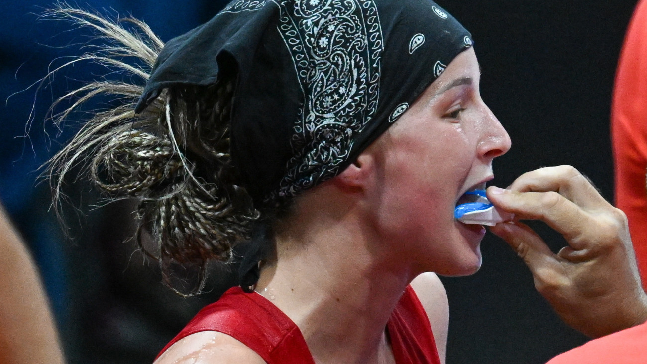 Hámori Anna Luca az ausztrál Marissa Williamson elleni küzdelemben, a női ökölvívók 66 kilogrammos súlycsoportjának nyolcaddöntőjében a 2024-es párizsi nyári olimpián az Észak-párizsi Arénában 2024. augusztus 1-jén.
