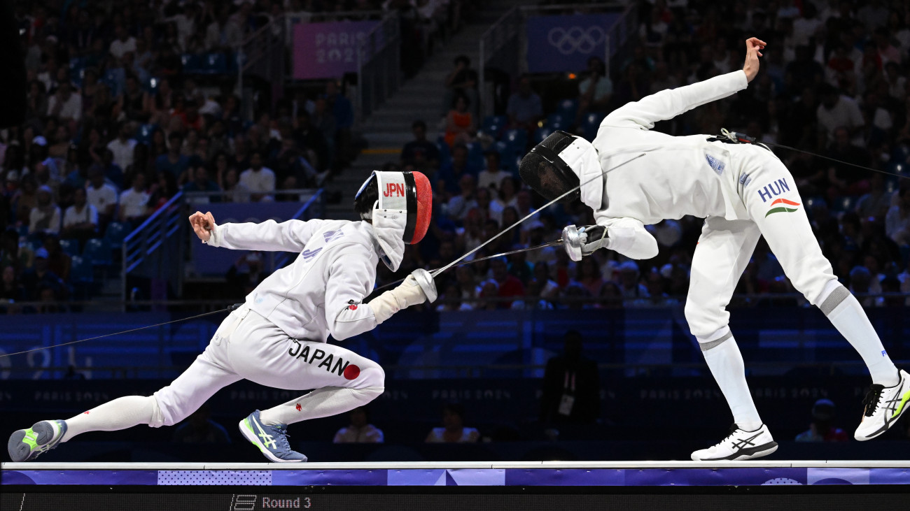 Andrásfi Tibor (j) és a japán Komata Akira a 2024-es párizsi nyári olimpia férfi párbajtőr csapatversenyének döntőjében a Grand Palais kiállítócsarnokban 2024. augusztus 2-án.
