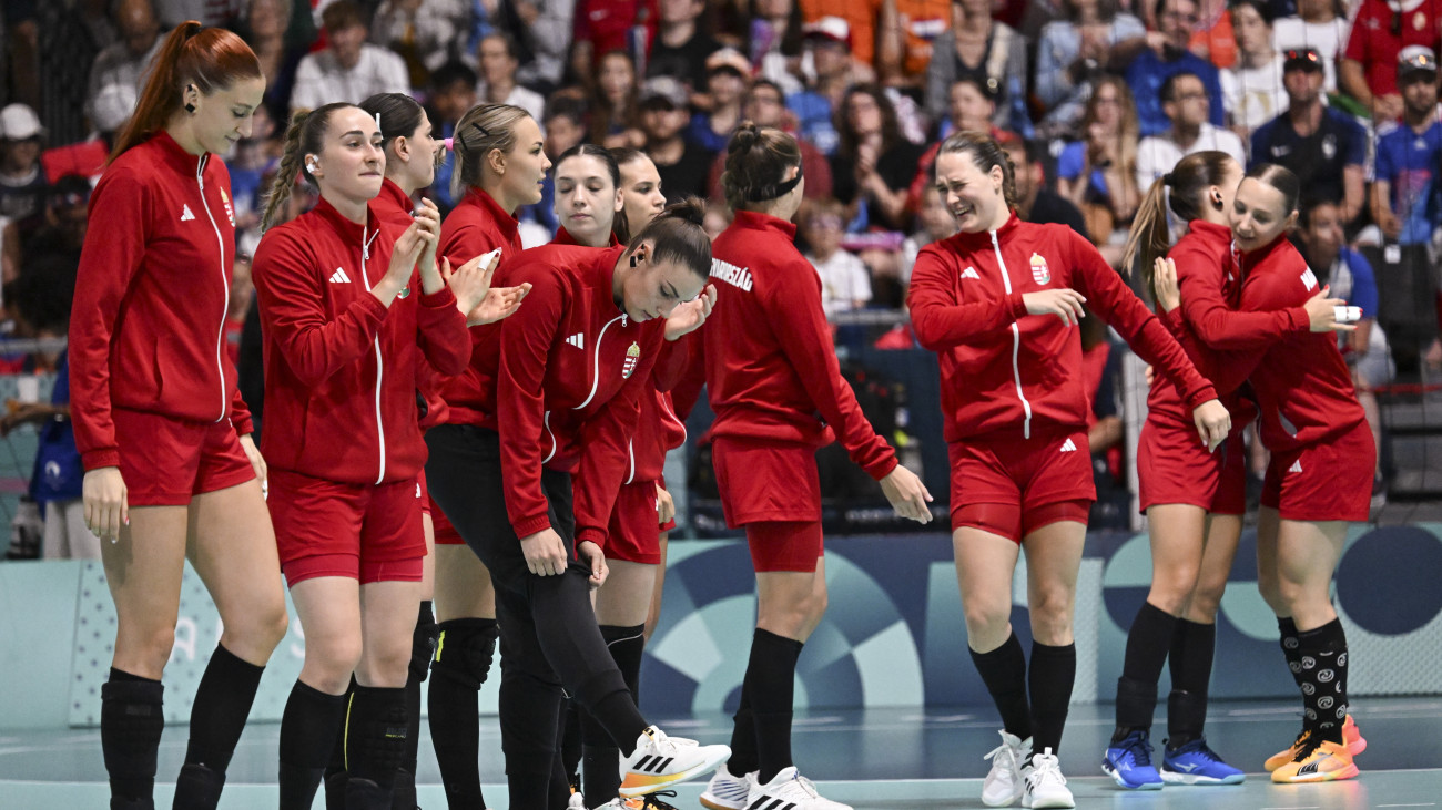 A magyar válogatott játékosai a 2024-es párizsi nyári olimpia női kézilabdatornájának B csoportjában játszott Magyarország - Hollandia mérkőzés előtt a Dél-párizsi Arénában 2024. augusztus 3-án.