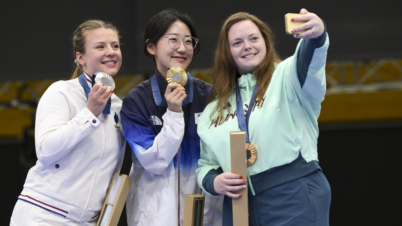 Az aranyérmes dél-koreai Jang Dzsiin (k), az ezüstérmes francia Camille Jedrzejewski (b) és a bronzérmes Major Veronika (j), a női sportpisztoly versenyszám eredményhirdetésén a 2024-es párizsi nyári olimpián a chateauroux-i lőtéren 2024. augusztus 3-án.ű