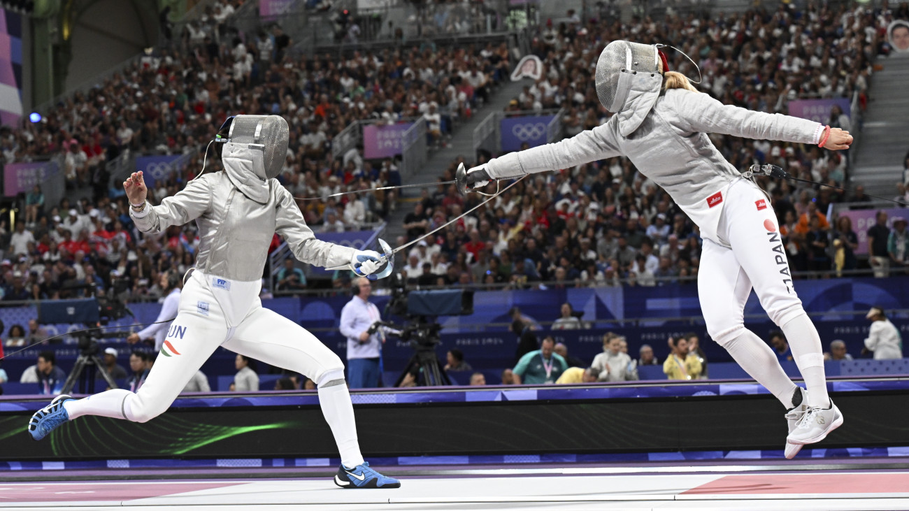 Szűcs Luca Virág (b) és a japán Emura Miszaki a 2024-es párizsi nyári olimpia női kard csapatversenyének negyeddöntőjében a Grand Palais kiállítócsarnokban 2024. augusztus 3-án.