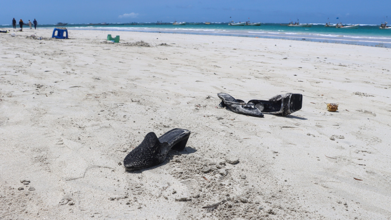 Az áldozatok cipői a szomáliai főváros, Mogadishu népszerű strandján előző nap elkövetett terrortámadás helyszínén 2024. augusztus 3-án. Egy öngyilkos merénylő péntek este felrobbantotta magát a szálloda bejáratánál, négy társa pedig lövöldözni kezdett a tengerparton tartózkodókra, legkevesebb 32 ember életét vesztette, 63 megsebesült. A négy lövöldöző közül három meghalt, az egyiket élve fogták el.