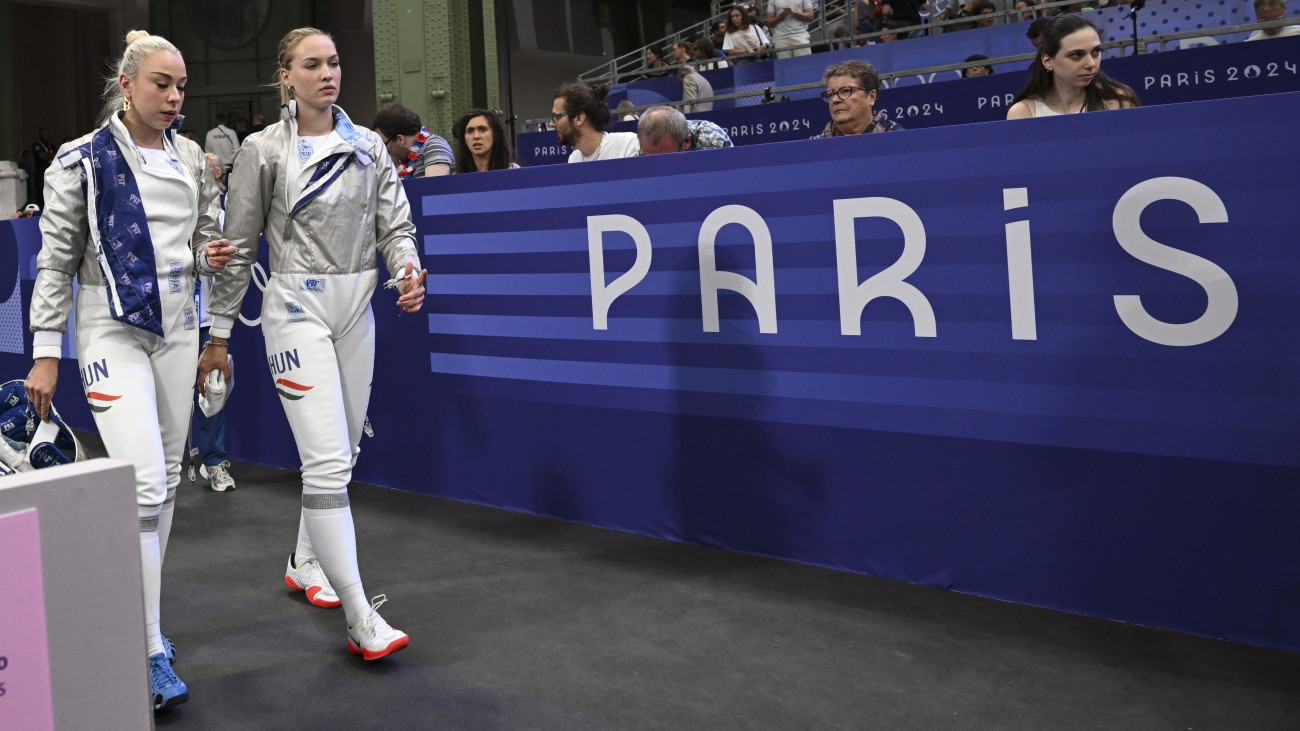 Pusztai Liza (b) és Battai Sugár a 2024-es párizsi nyári olimpia női kard csapatversenyén a japán csapat ellen vívott negyeddöntő után a Grand Palais kiállítócsarnokban 2024. augusztus 3-án. A magyar együttes 45-37-re kikapott, az 5-8. helyért folytathatja e versenyt.