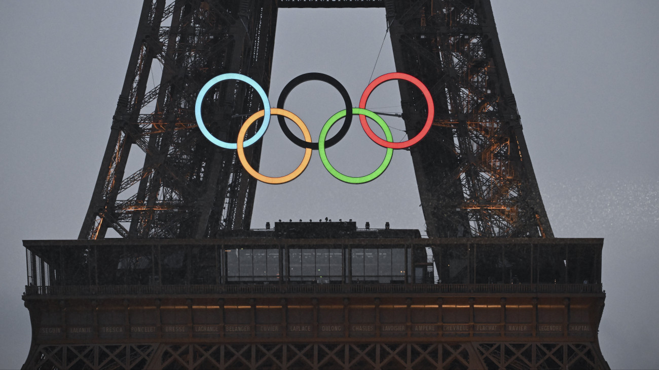 Az olimpiai ötkarika az Eiffel-tornyon a 2024-es párizsi nyári olimpia megnyitóünnepségén 2024. július 26-án.