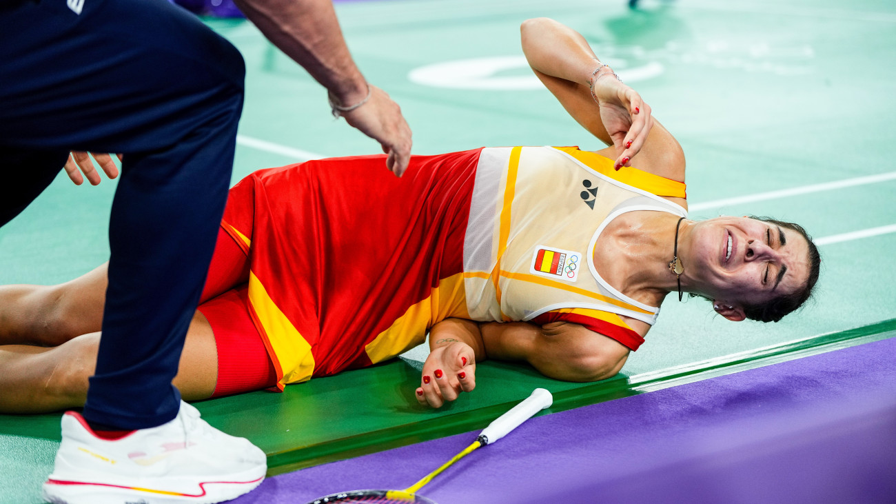 PARIS, FRANCE - AUGUST 04: Carolina Marin of Spain is injured in the second set and leaves the match against Bing Jiao He of China during Womens Singles Semifinal of the Badminton on La Chapelle Arena Court 1 during the Paris 2024 Olympics Games on August 4, 2024 in Paris, France. (Photo By Oscar J Barroso/Europa Press via Getty Images)