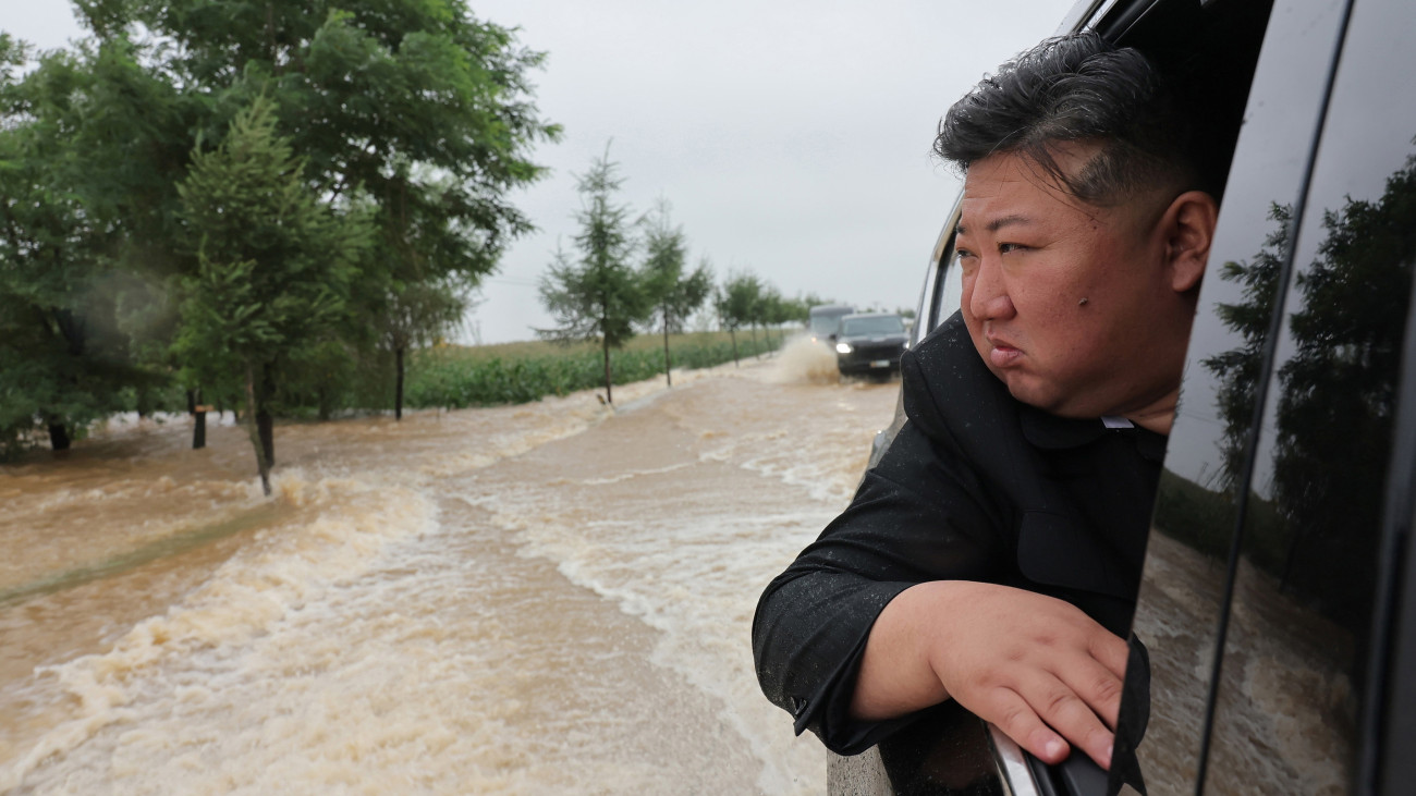 Az észak-koreai állami hírügynökség, a KCNA felvételén Kim Dzsongün legfőbb észak-koreai vezető látogatást tesz az árvízzel elöntött Észak-Phjongan tartományban 2024. július 28-án.