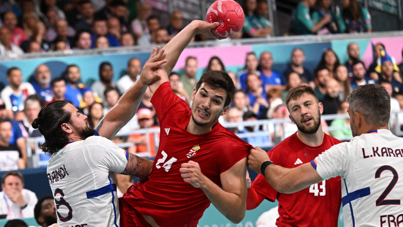 Fazekas Gergő (b2) és Ilic Zoran (j2), valamint a francia Elohim Prandi (b) és Luka Karabatic (j) a 2024-es párizsi nyári olimpia férfi kézilabdatornája B csoportjának utolsó fordulójában játszott Magyarország - Franciaország mérkőzésen a Dél-párizsi Arénában 2024. augusztus 4-én.