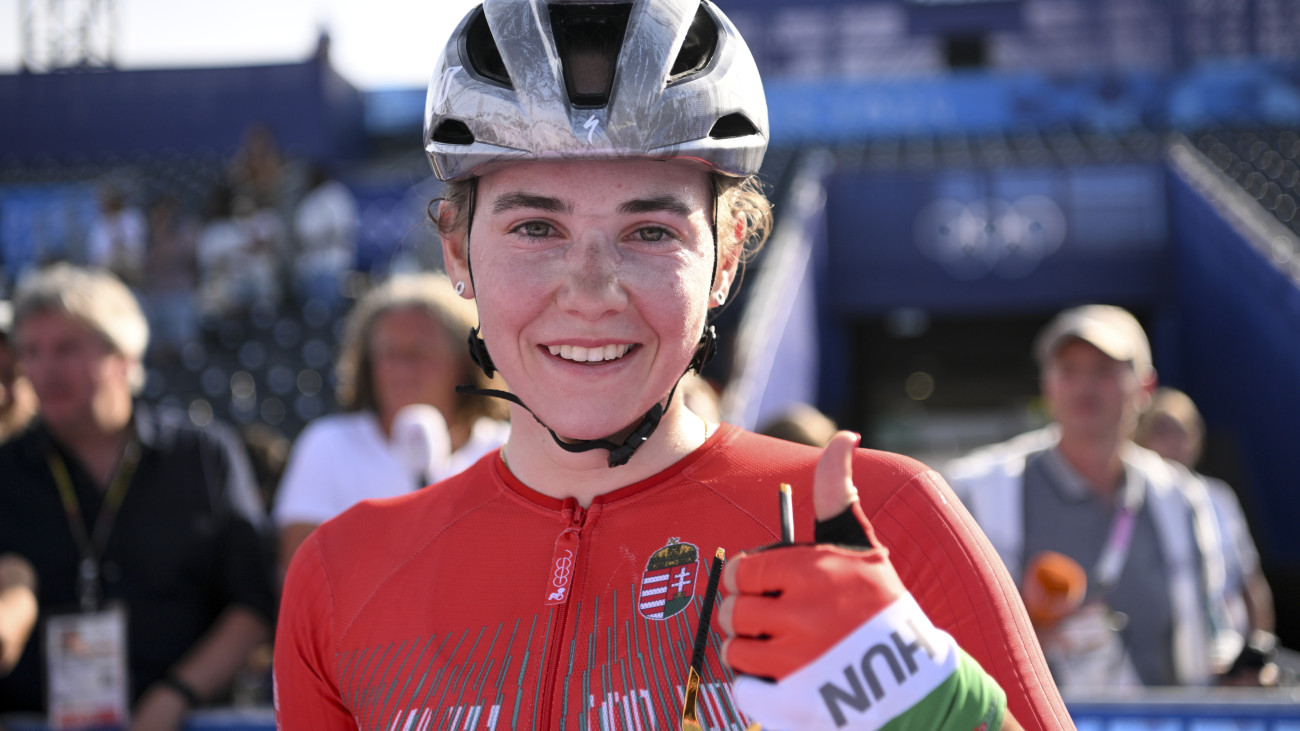 A negyedik helyezett Vas Blanka a célban 2024-es párizsi nyári olimpia női országúti kerékpárosok mezőnyversenyében a Trocadero téren 2024. augusztus 4-én.
