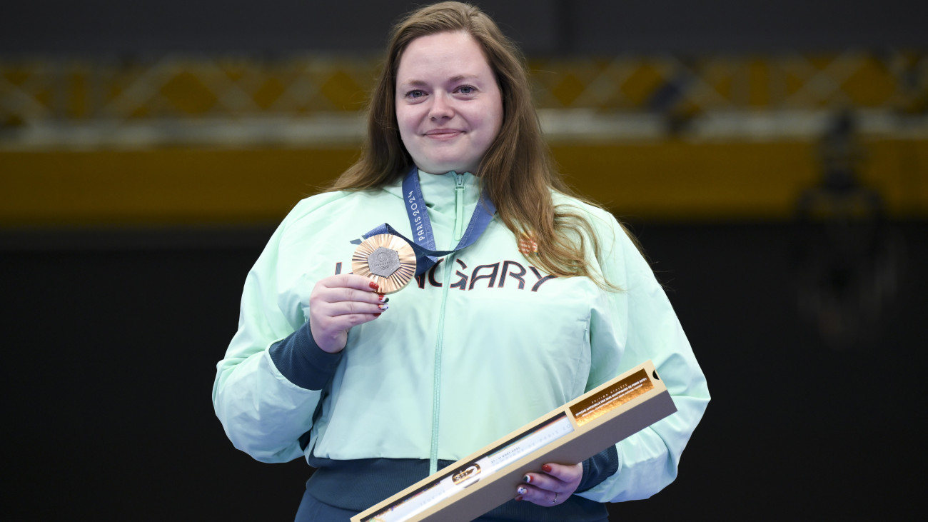 A bronzérmes Major Veronika a női sportpisztoly versenyszám eredményhirdetésén a 2024-es párizsi nyári olimpián a chateauroux-i lőtéren 2024. augusztus 3-án.