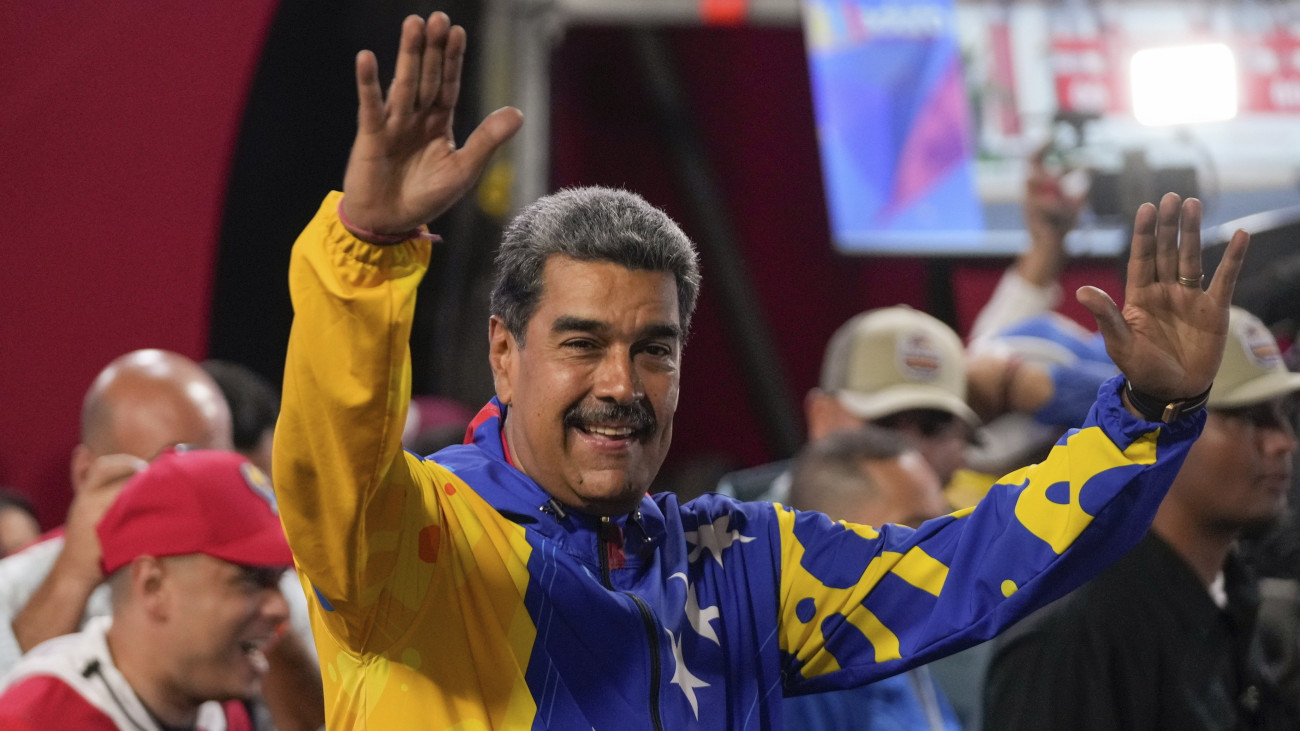 Nicolás Maduro hivatalban lévő venezuelai elnök ünnepel, miután a szavazatok 51 százalékával újraválasztották az ország élére Caracasban 2024. július 29-én hajnalban. Maduro immáron a harmadik ciklusát kezdi meg államfőként.
