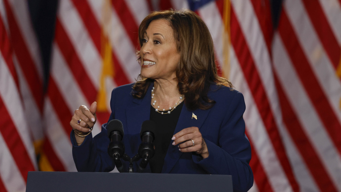 Kamala Harris amerikai alelnök beszédet egy kampányrendezvényen a Wisconsin állambeli West Allisban 2024. július 23-án. Joe Biden amerikai elnök 2024. július 21-én bejelentette, hogy visszalép az elnökjelöltségtől, és támogatja Harris indulását Donald Trump előző elnökkel és republikánus elnökjelölttel szemben. Az elnökválasztást november 5-én tartják az Egyesült Államokban.