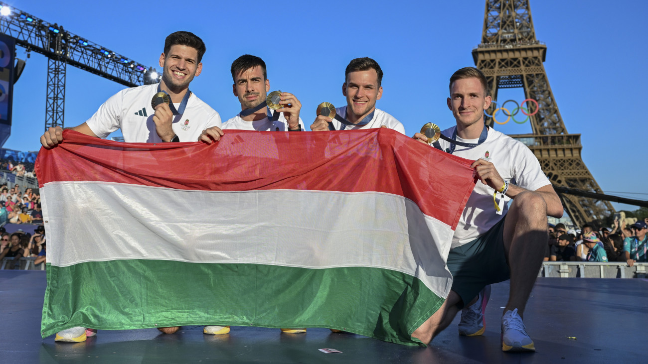 Siklósi Gergely, Koch Máté, Nagy Dávid és Andrásfi Tibor (b-j), az aranyérmes, olimpiai bajnok párbajtőrcsapat tagjai a 2024-es párizsi nyári olimpián a Trocadéro téren a Bajnokok Parkjában 2024. augusztus 5-én.