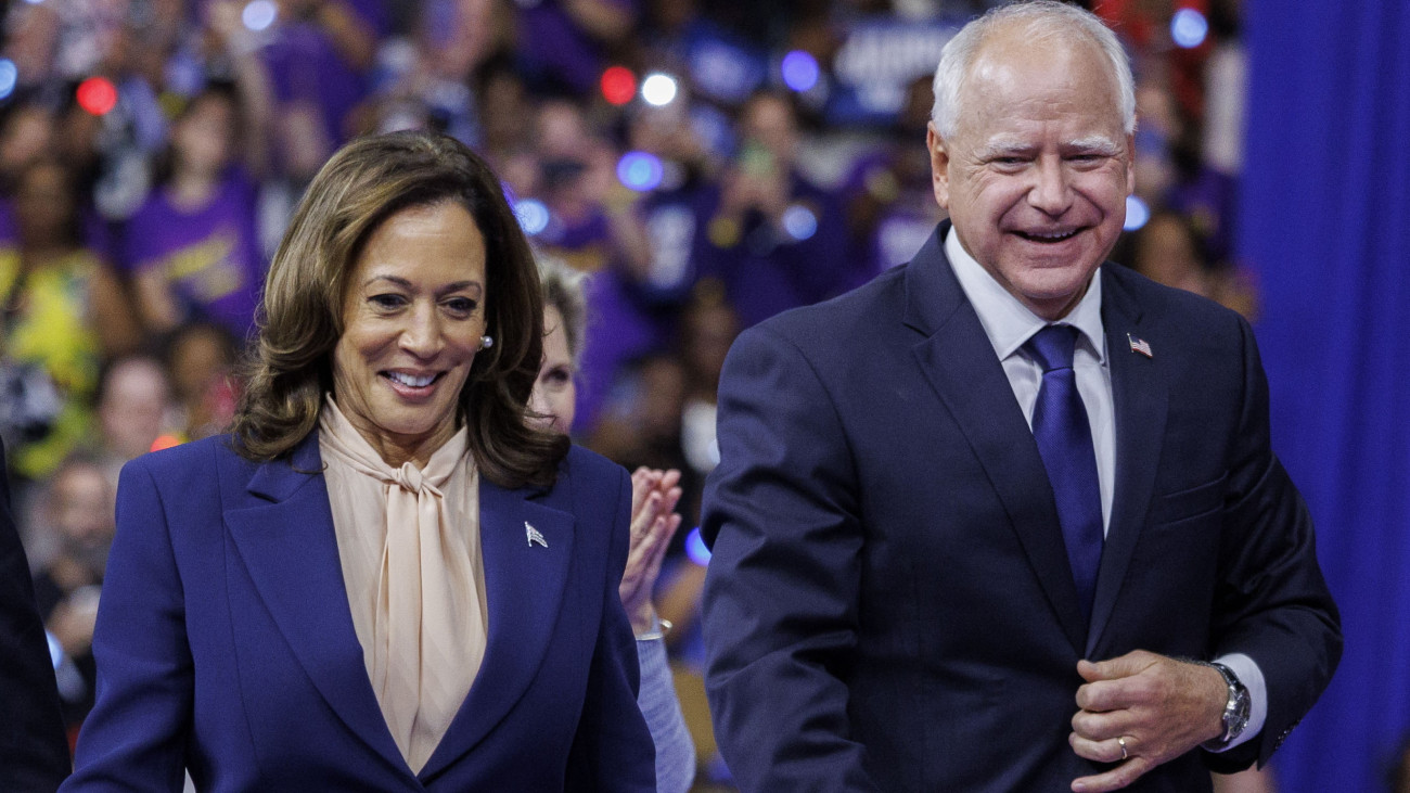 Kamala Harris amerikai alelnök, a Demokrata Párt nem hivatalos elnökjelöltje (b) és alelnökjelöltje, Tim Walz minnesotai kormányzó távozik az emelvényről első közös kampányrendezvényük végén Philadelphiában 2024. augusztus 6-án. Az elnökválasztást november 5-én tartják az Egyesült Államokban.