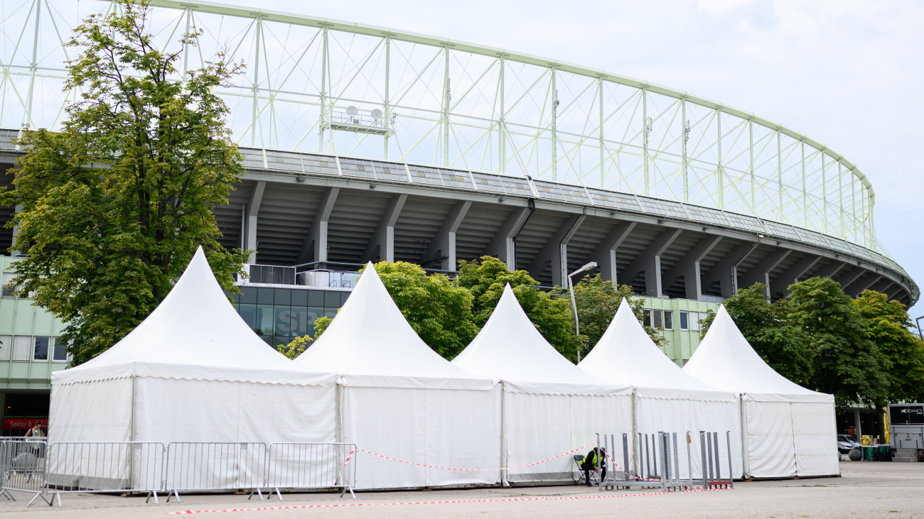 A bécsi Ernst Happel-stadion 2024. augusztus 8-án, miután terrorfenyegetés miatt előző este lemondták a három tervezett Taylor Swift-koncertet a rendezvény szervezői. Franz Ruf, az osztrák belügyminisztérium közbiztonsági ügyekért felelős főigazgatója augusztus 7-én közölte, hogy őrizetbe vettek két személyt, akik merényleteket terveztek elkövetni a meghirdetett koncerteken.