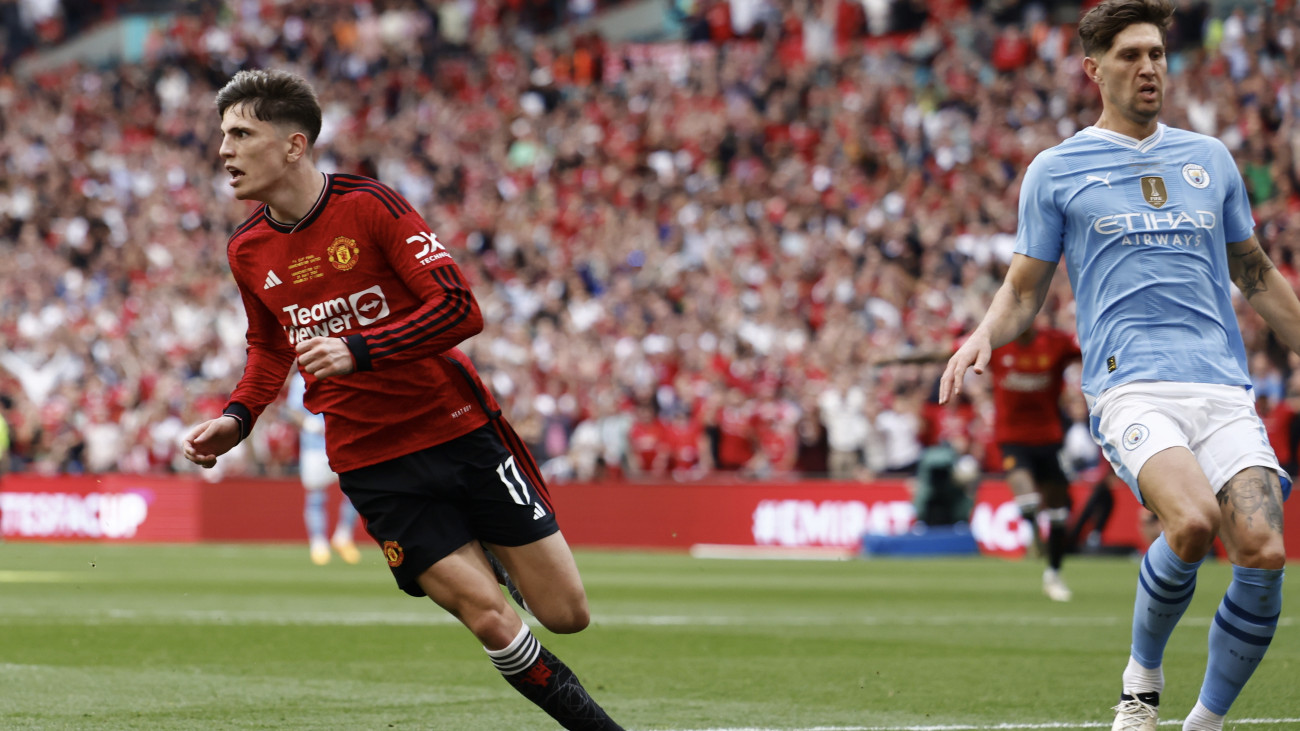 Alejandro Garnacho, a Manchester United játékosa (b) ünnepel, miután gólt szerzett az angol labdarúgó FA-Kupa döntőjében játszott Manchester City-Manchester United mérkőzésen a londoni Wembley Stadionban 2024. május 25-én.