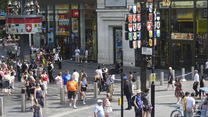 Gyilkossági kísérlettel vádolják a Leicester Square-i késelőt