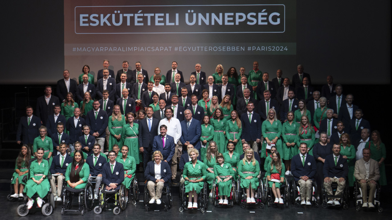 A csoportképen a magyar paralimpiai csapat és a szakvezetőik a csapat eskütétele után az Eiffel Műhelyházban 2024. augusztus 13-án. Középen Deutsch Tamás, a Magyar Paralimpiai Bizottság (MPB) alelnöke, a Sportegyesületek Országos Szövetségének elnöke, fideszes európai parlamenti képviselő, mellette balra Fülöp Attila, a Belügyminisztérium gondoskodáspolitikáért felelős államtitkára, jobbra Wladár Sándor, a Magyar Olimpiai Bizottság (MOB) alelnöke, előtte Szabó László, a Magyar Paralimpiai Bizottság elnöke, mögötte Schmidt Ádám sportért felelős államtitkár.