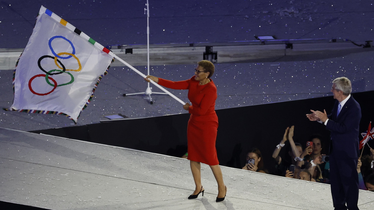 Karen Bass, Los Angeles polgármestere lengeti az olimpiai zászlót a 2024-es párizsi nyári olimpia záróünnepségén a Stade de France-ban 2024. augusztus 11-én. 2028-ban Los Angeles rendezi a nyári olimpiát.