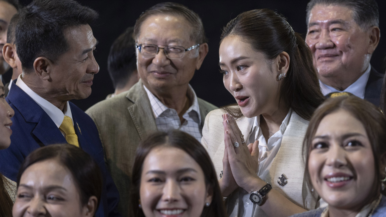 Paetongtarn Sinavatra, a thaiföldi Pheu Thai párt vezetője, Thakszin Sinavatra volt thaiföldi miniszterelnök lánya (j2) szervezetének tagjaival a párt bangkoki székházában 2024. augusztus 16-án, miután a parlament miniszterelnökké választotta. Szretta Tavizin eddigi kormányfőt az alkotmánybíróság elmozdította tisztségéből.