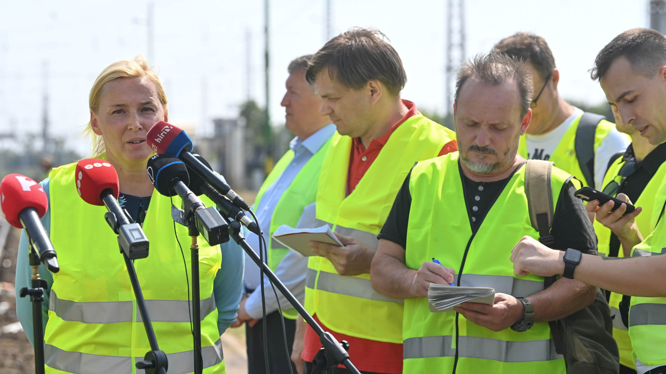 Németh Réka, a MÁV pályaműködtetési és beruházási vezérigazgató-helyettese a Keleti pályaudvar közelében történt baleset helyszínén tartott sajtótájékoztatón 2024. augusztus 26-án. Várhatóan augusztus 27-én délelőtt állhat helyre a vasúti forgalom a Keleti pályaudvaron, azt követően, hogy augusztus 25-én este a pályaudvar előtt kisiklott a Claudiopolis Kolozsvárról közlekedő InterCity vonat öt személykocsija.