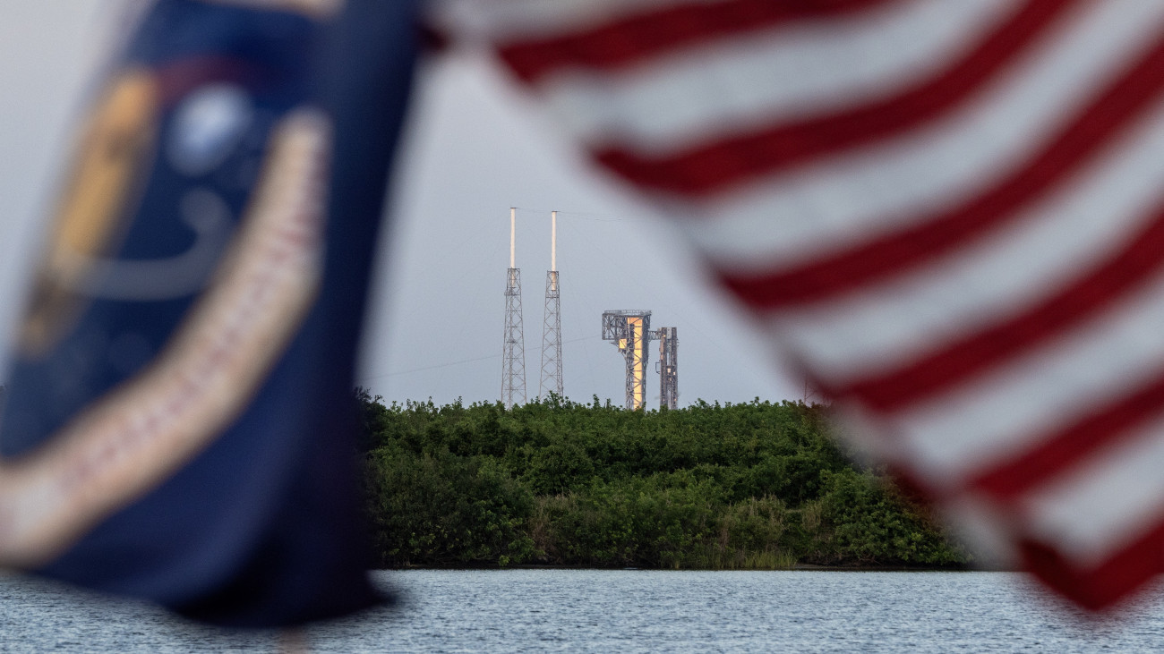 A Boeing amerikai repülőgépgyártó vállalat első, embert szállító űrkapszulája, a Starliner a floridai, Cape Canaveral-i Kennedy Űrközpont kilövőállásán 2024. május 6-án. Az Atlas V hordozórakétával összekapcsolt Starliner fedélzetén Butch Wilmore és Suni Williams NASA-asztronauták május 6-án indultak volna a Nemzetközi Űrállomásra a Boeing első legénységi tesztrepülésén, a fellövést azonban május 10-re halasztották műszaki hiba miatt.