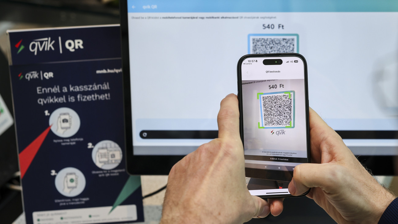 Fizetés az új fizetési megoldás, a qvik segítségével az indulása alkalmából tartott sajtótájékoztató előtt az MNB székházban, a Lámfalussy Konferencia Központban 2024. szeptember 2-án. Sikeresen elindult az új fizetési rendszer szeptember 1-jén, a qvik elnevezésű azonnali fizetési megoldás minden elemében hazai, erősíti Magyarország pénzügyi szuverenitását, digitális és biztonságos, valamint versenyképes.
