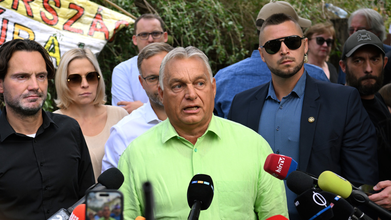 Orbán Viktor miniszterelnök, a Fidesz elnöke (k) érkezik a Polgári Magyarországért Alapítvány rendezvényére, a Polgári Piknikre a kötcsei Dobozy-kúriához 2024. szeptember 7-én. Balról Havasi Bertalan, a kormányfő sajtófőnöke.