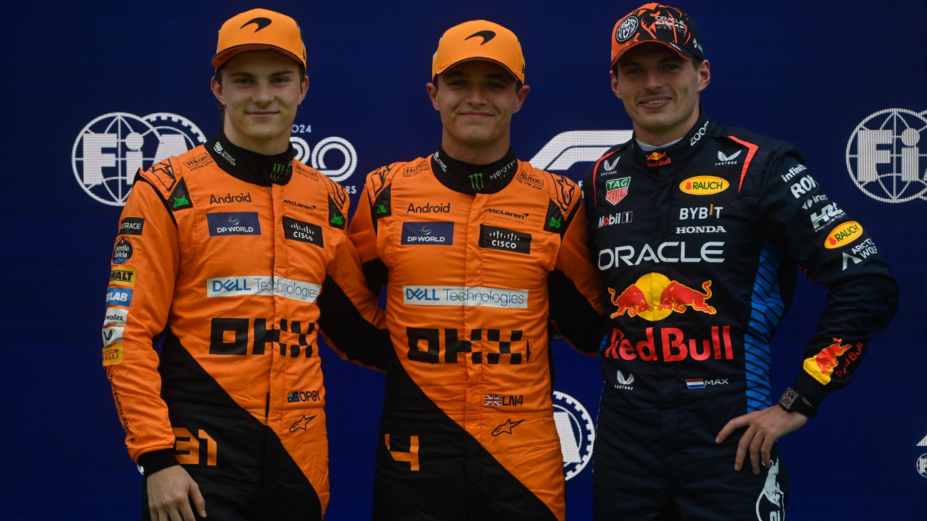 A győztes Lando Norris, a McLaren brit versenyzője (k), a második helyezett Oscar Piastri, a McLaren ausztrál versenyzője (b) és a harmadik Max Verstappen, a Red Bull holland versenyzője a Forma-1-es Magyar Nagydíj időmérő edzése után a mogyoródi Hungaroringen 2024. július 20-án.