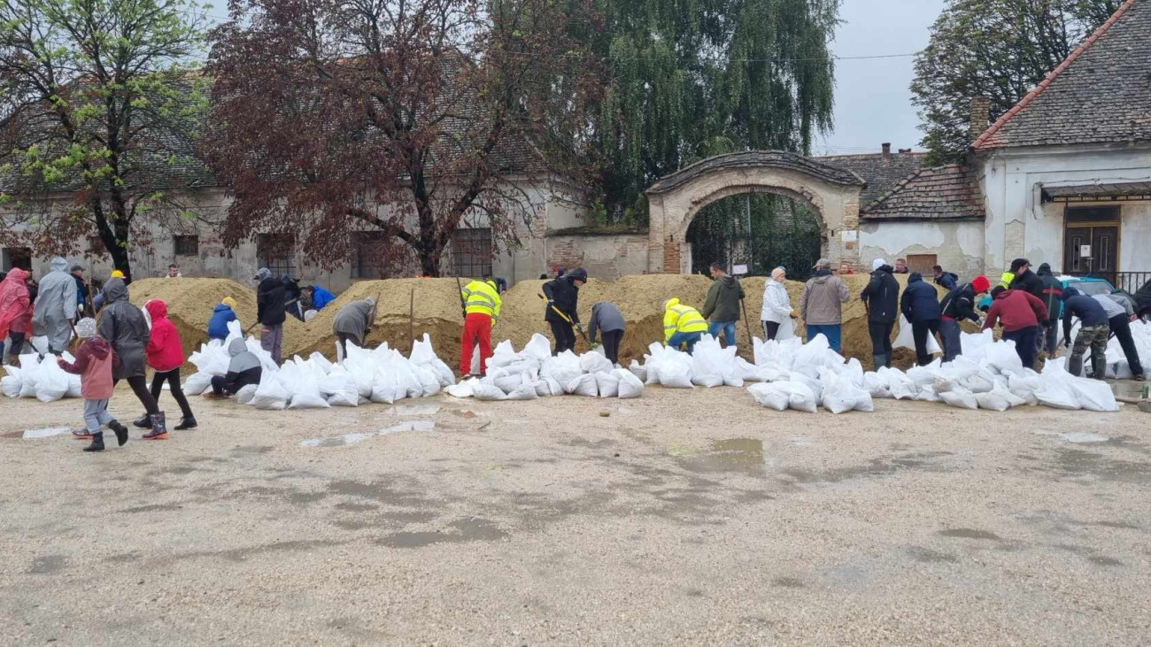 Kritikus az árvízhelyzet Gönyűn, ahol 820 centi közelében tetőzhet a Duna