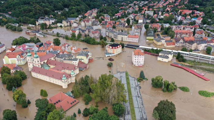 Víz alatt fuldoklik fél Európa – drámai felvételek a szomszédból