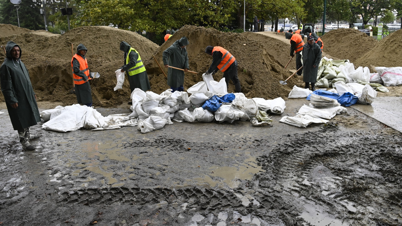 A Fővárosi Csatornázási Művek munkatársai dolgoznak az árvíz elleni védekezésen a Margitszigeten 2024. szeptember 16-án.