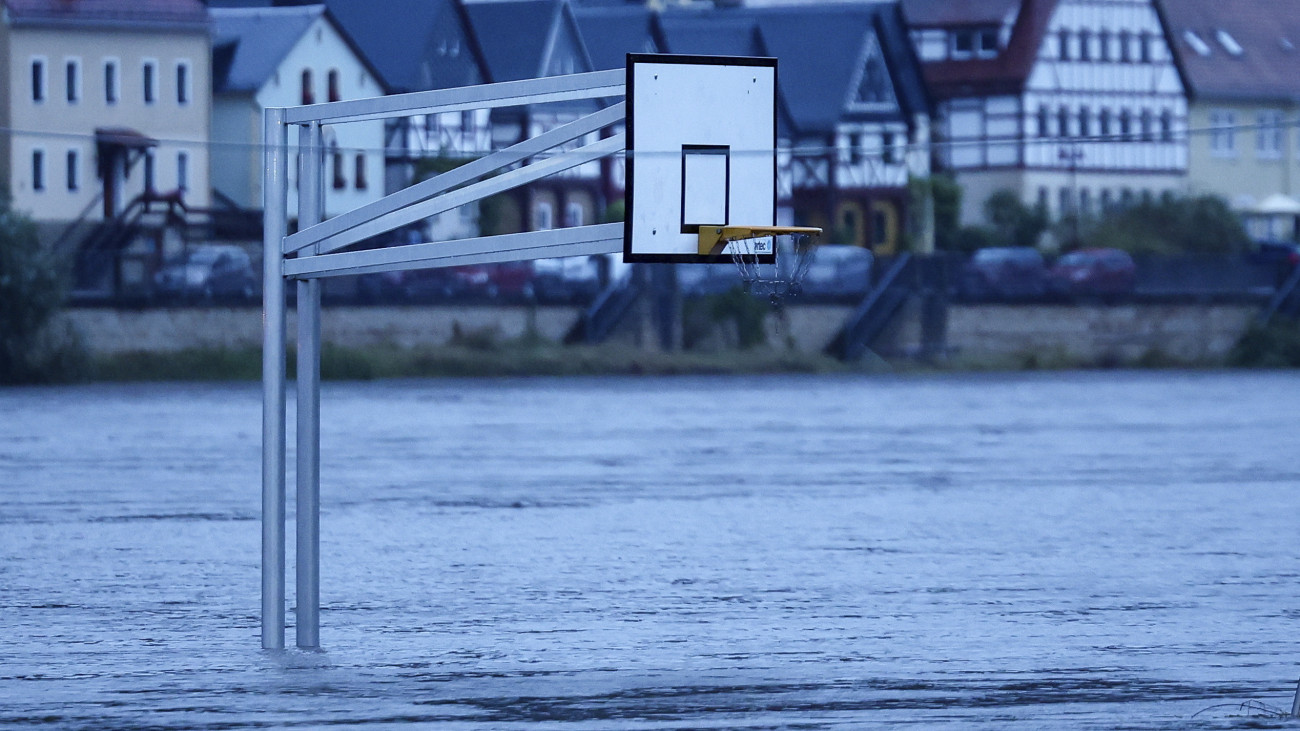 A heves esőzések miatt megáradt Elba folyó által elöntött sportpálya a szászországi Bad Schandauban 2024. szeptember 16-án.