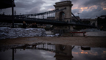 Budapest bezsákolva - feszültséggel teli fotók a Duna fővárosi szakaszáról