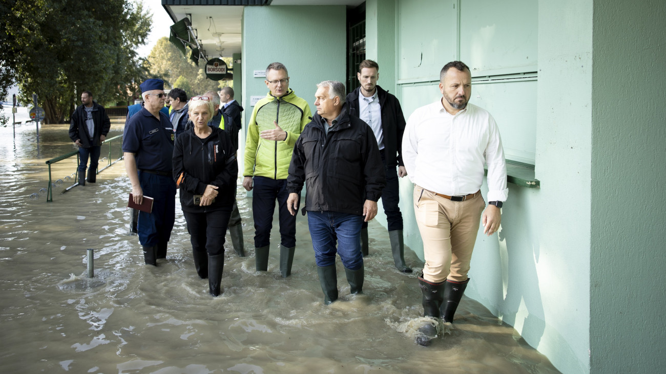 A MiniszterelnĂśki SajtĂłiroda ĂĄltal kĂśzreadott kĂŠpen OrbĂĄn Viktor miniszterelnĂśk (k) Nagymaroson ellenĹrzi az ĂĄrvĂ­zvĂŠdelmi munkĂĄlatokat 2024. szeptember 18-ĂĄn. A kormĂĄnyfĹ mellett balra RĂŠtvĂĄri Bence, a BelĂźgyminisztĂŠrium parlamenti ĂĄllamtitkĂĄra.