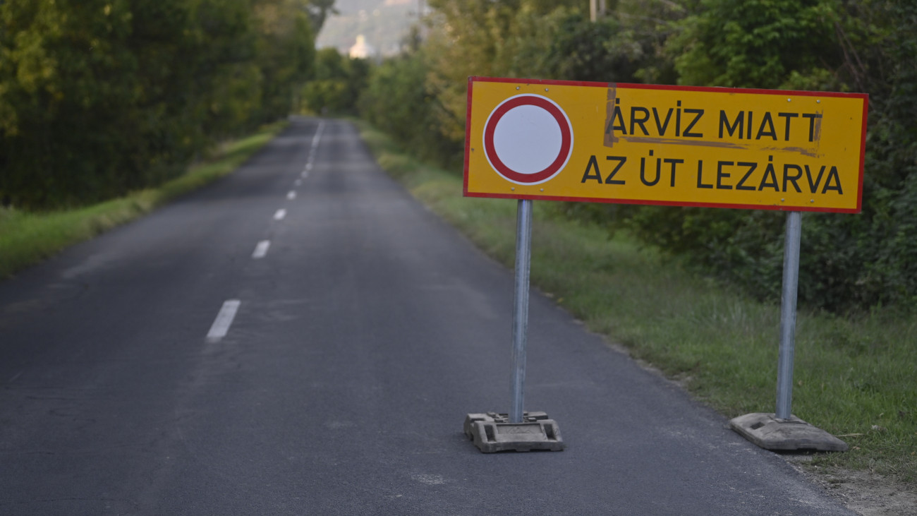 Útzár a Kisorosziba vezető úton 2024. szeptember 18-án. A Tahitótfaluból a településre vezető utat a Duna áradása miatt zárták le.