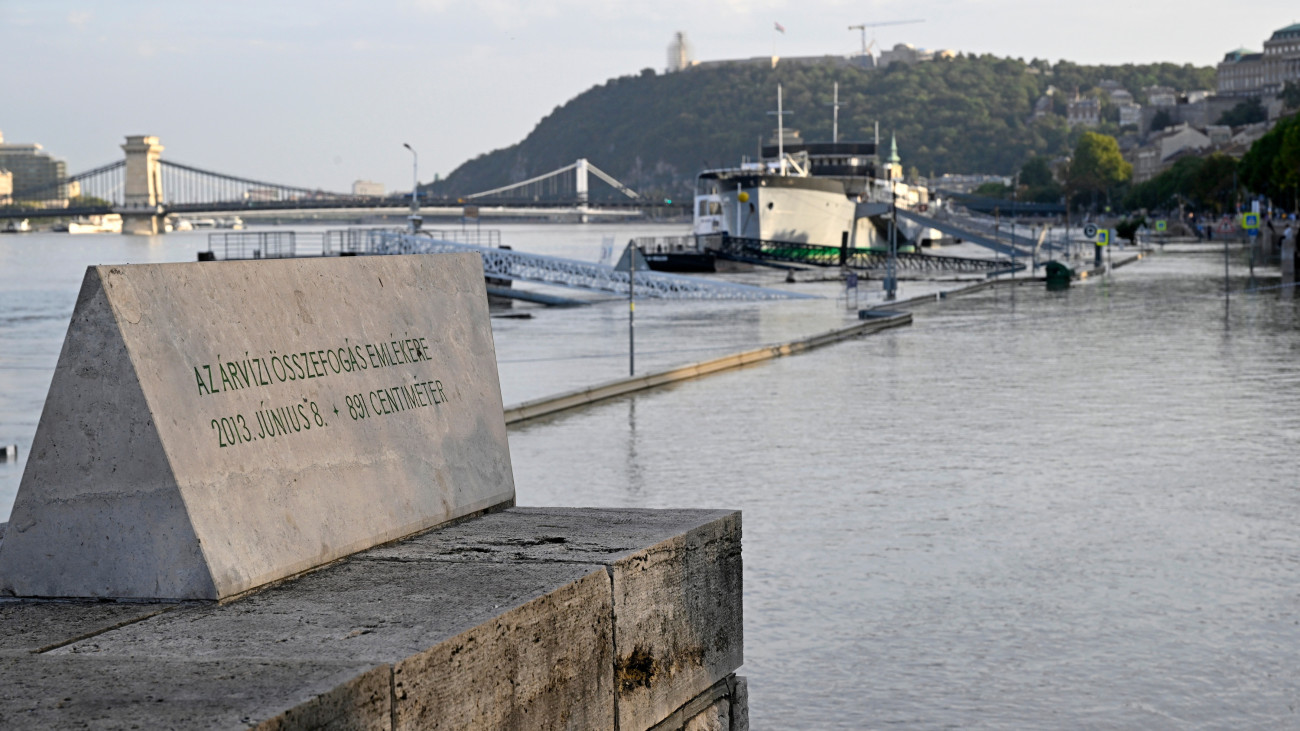 A 2013-as árvizet idéző emlékkő a Duna vízével elöntött Sztehlo Gábor rakpartnál Budapesten  2024. szeptember 18-án.