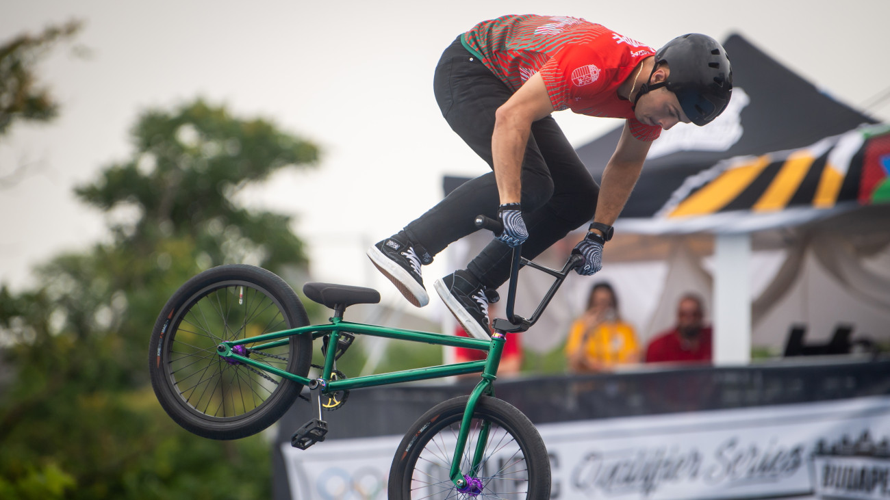 Kempf Zoltán a férfi BMX freestyle park versenyének döntőjében, a városi sportágak olimpiai kvalifikációjának második állomásán, a budapesti Orczy-kertben 2024. június 22-én.