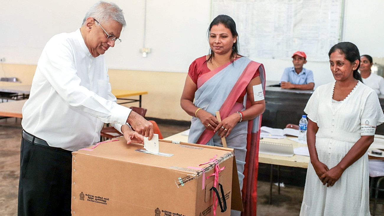 A Srí Lanka-i elnöki hivatal felvétele az újraválasztásáért függetlenként induló Ranil Vikremeszinghe Srí Lanka-i államfőről (b) voksolás közben egy colombói szavazóhelyiségben 2024. szeptember 21-én, az elnökválasztás napján.