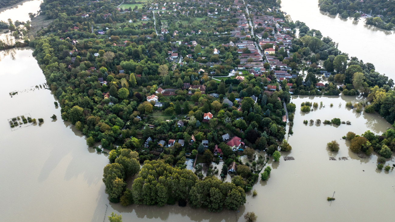 A drónnal készült felvételen a megáradt Duna Kisoroszinál napfelkeltekor 2024. szeptember 20-án.