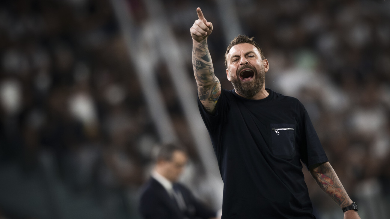 ALLIANZ STADIUM, TURIN, ITALY - 2024/09/01: Daniele De Rossi, head coach of AS Roma, reacts during the Serie A football match between Juventus FC and AS Roma. The match ended 0-0 tie. (Photo by NicolĂ˛ Campo/LightRocket via Getty Images)