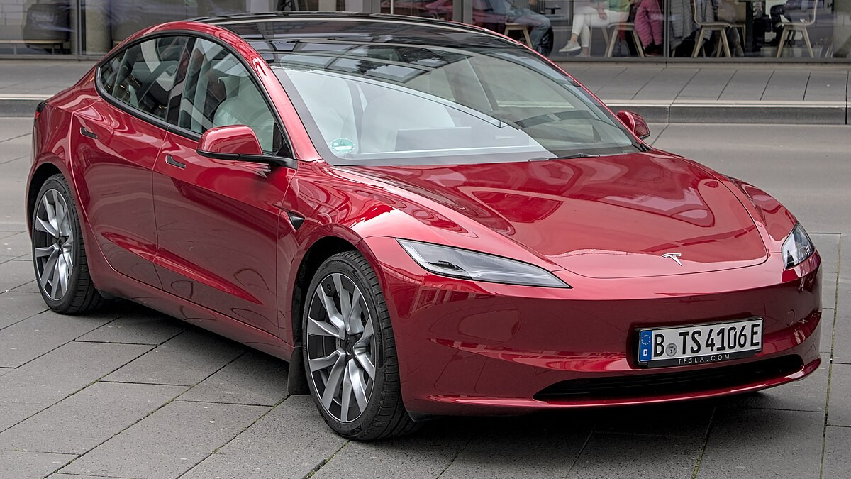 Tesla Model 3 a legnépszerűbb villanyautó. Forrás: Wikipédia