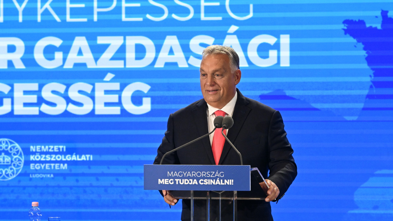 Orbán Viktor miniszterelnök beszédet mond a Nemzeti Közszolgálati Egyetem (NKE) Európai versenyképesség, magyar gazdasági semlegesség című konferenciáján az NKE Ludovika főépületében, a Széchenyi-díszteremben 2024. szeptember 25-én.