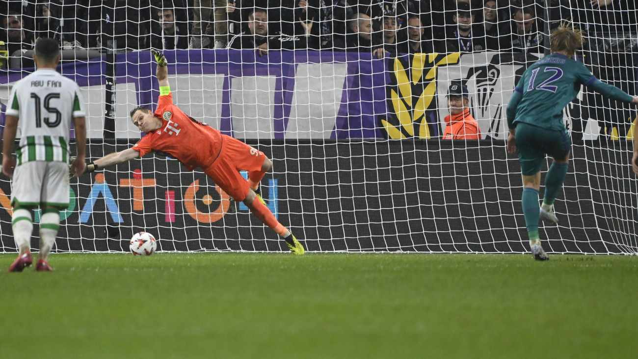 Kasper Dolberg, az Anderlecht játékosa (j) büntetőből gólt rúg Dibusz Dénesnek, az FTC kapusának a labdarúgó Európa-liga alapszakaszának 1. fordulójában játszott RSC Anderlecht - Ferencváros TC mérkőzésen a brüsszeli Constant Vanden Stock Stadionban 2024. szeptember 25-én.