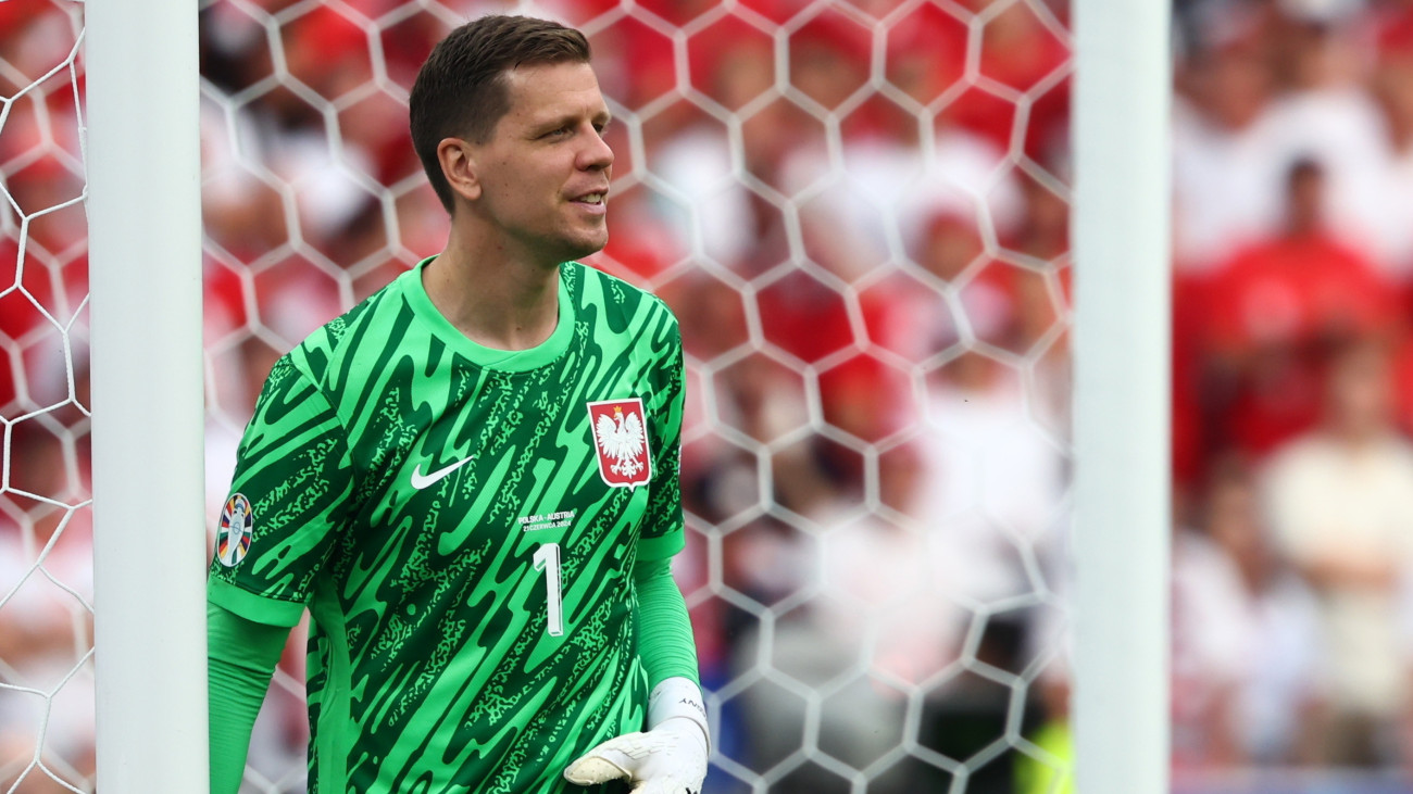 Wojciech Szczesny lengyel kapus a németországi labdarúgó Európa-bajnokság D csoportjának második fordulójában játszott Lengyelország-Ausztria mérkőzésen a berlini Olimpiai Stadionban 2024. június 21-én.