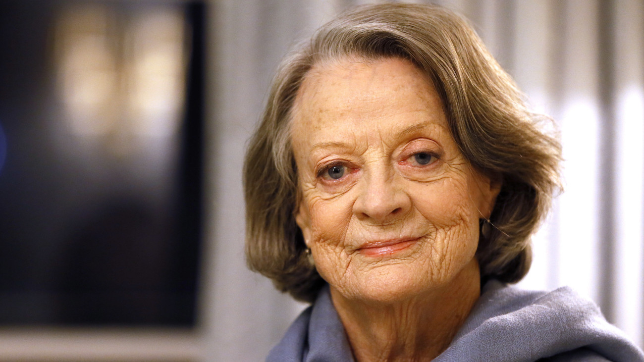 2015. december 16-án Londonban készített kép Maggie Smith kétszeres Oscar-díjas brit színésznőről. Smith, aki  több mint hét évtizedes karriert futott be a filmvásznon és a színpadon, 2024. szeptember 27-én, 89 éves korában elhunyt.